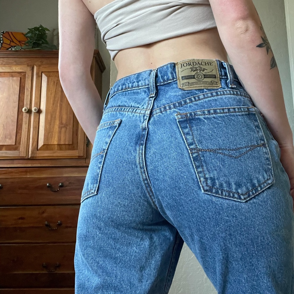 Jordache medium wash jeans. 100% cotton gear. Size 28 written on tag.